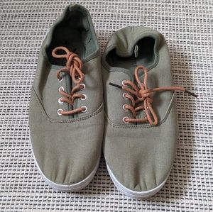Women's lace up boat tennis shoes in khaki green size 9